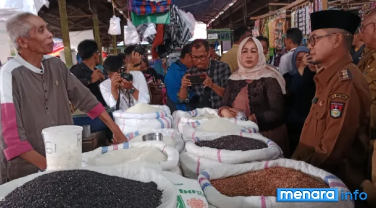 Wakil Walikota Bukittinggi Ibnu Asis pada saat pemantauan harga bahan pokok di Pasar Bawah, Bukittinggi.