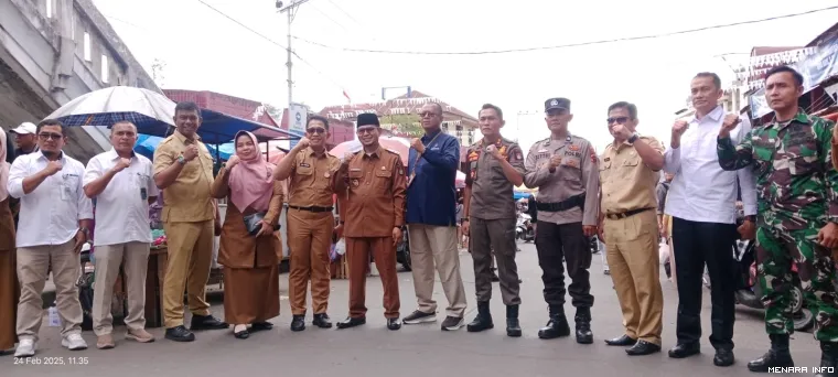 Ibnu Asis pada saat pemantauan harga kebutuhan pokok ke Pasar Tradisional di dampingi PJ Sekda, Kepala Dinas, Kabid, dan TPID