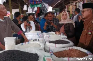 Wakil Walikota Bukittinggi Ibnu Asis pada saat pemantauan harga bahan pokok di Pasar Bawah, Bukittinggi.