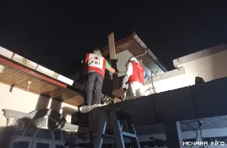 Relawan PMI Kota Bukittinggi sedang melaksanakan tugas pengaduan masyarakat adanya sarang tawon