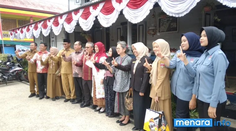 Halida Nuriah Hatta dan Aminudin Azis disambut pegawai museum rumah kelahiran Bung Hatta (Nas)