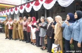 Halida Nuriah Hatta dan Aminudin Azis disambut pegawai museum rumah kelahiran Bung Hatta (Nas)