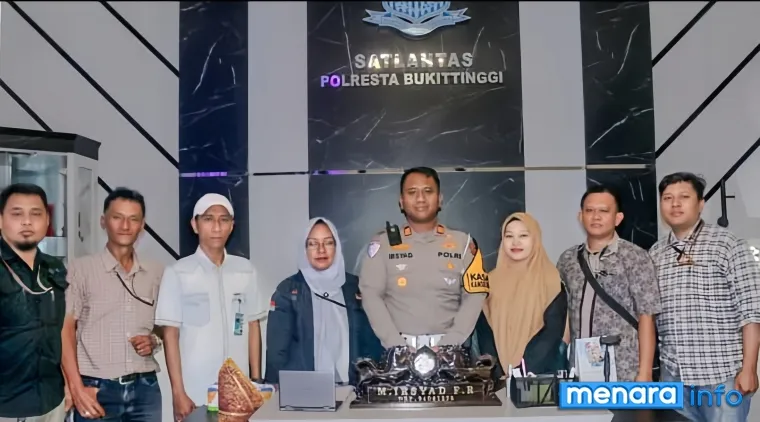 Kasat Lantas Polresta Bukittinggi Muhammad Irsyad Fathurrachman saat foto bersama awak media