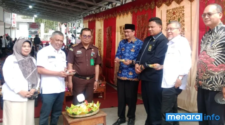 Pemotongan nasi tumpeng di Markas PMI Kota Bukittinggi saat HUT PMI ke - 80