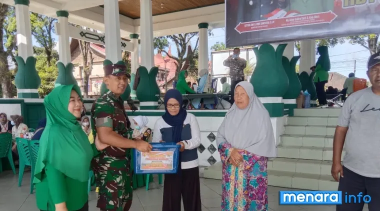 Dandim 0304/Agam Letkol Inf. Slamet Dwi Santoso, SIP., memberikan bantuan sembako kepada masyarakat dalam rangka HUT TNI ke - 80