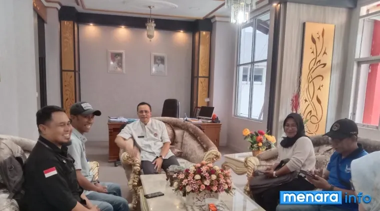 Direktur RS Dr. Achmad Mochtar Bukittinggi, drg. Busril, MPH, saat memberikan keterangan di ruang kerjanya