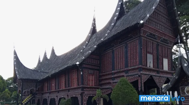 Rumah Gadang Kinantan, berlokasi di Taman Margasatwa Budaya Kinantan (TMSBK) Bukittinggi
