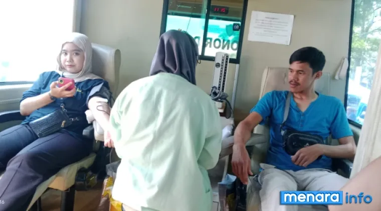 Masyarakat sedang donor darah di mobil unit donor darah keliling PMI Bukittinggi