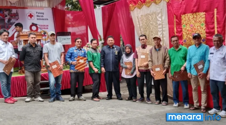 Penerima penghargaan pendonor sebanyak 25 kali dari PMI Bukittinggi, saat Ulang Tahun PMI ke - 80