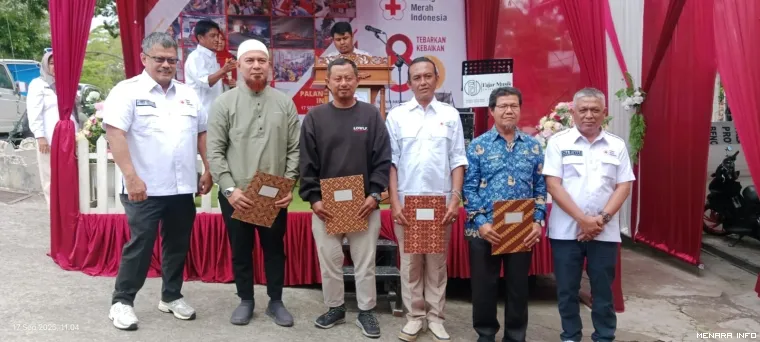 Pemberiaan piagam penghargaan kepada masyarakat pendonor aktif 75 kali