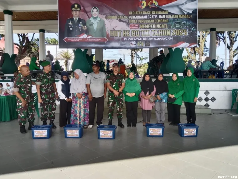Foto bersama masyarakat pada saat bakti sosial dalam rangka HUT TNI ke - 80
