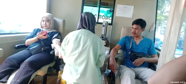 Pendonor darah menyumbangkan darahnya melalui PMI Bukittinggi