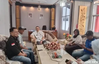 Direktur RS Dr. Achmad Mochtar Bukittinggi, drg. Busril, MPH, saat memberikan keterangan di ruang kerjanya