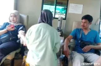 Masyarakat sedang donor darah di mobil unit donor darah keliling PMI Bukittinggi